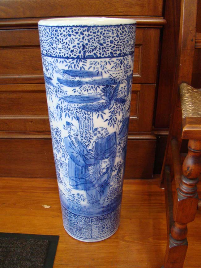 An attractive 19th century Chinese porcelain umbrella stand